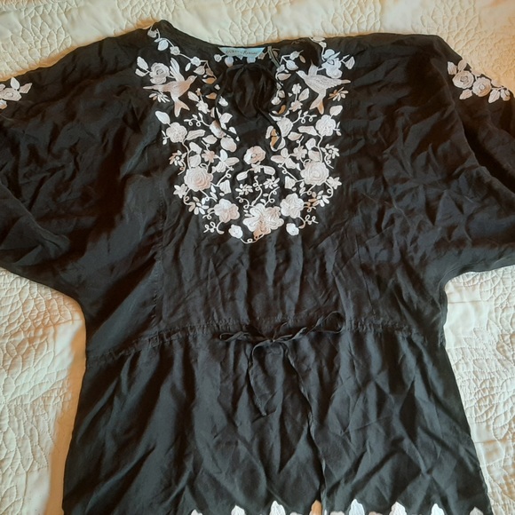 Black top covers bum, size ex small, ties at the waist - Picture 2 of 2